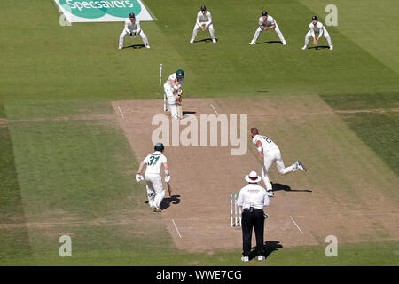 LONDON, ENGLAND. 15. SEPTEMBER 2019: Marcus Harris von Australien ist von Stuart Breiten von England während Tag vier der 5 Specsavers Asche Test Match rollte, Am Kia Oval Cricket Ground, London, England. Stockfoto