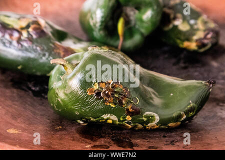 Die Röstung Poblano Chili Peppers in Mexiko Stadt Stockfoto