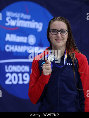 Großbritanniens Jessica-Jane Applegate stellt mit ihrer Silbermedaille im 100 m der Frauen Butterfly S14 Final bei Tag sieben der Welt Para Schwimmen Allianz Meisterschaften an der London Aquatic Centre, London. Stockfoto