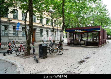 Stockholm, Schweden. September 2019. Ein Blick auf die U-Bahn Station Radhuset Eingangstor Stockfoto