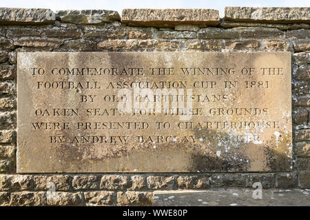 Stein zum Gedenken an Charterhouse Schule gewann den FA Cup (Football Association) im Jahre 1881 durch alte Kartäuser, Surrey, England, Großbritannien Stockfoto