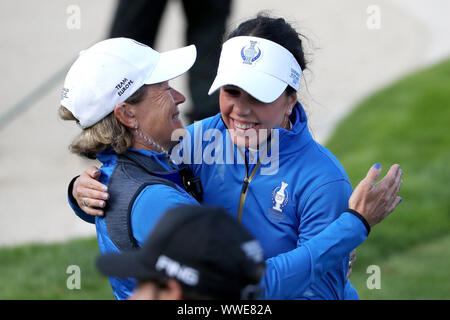 Das Team Europa Georgia Hall (rechts) feiert ihr Match gewinnen auf dem 17 Grün mit Kapitän Catriona Matthew am Solheim Cup 2019 in Gleneagles Golf Club, Auchterarder. Stockfoto