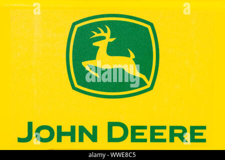 John Deere Logo auf gelbem Hintergrund Stockfoto