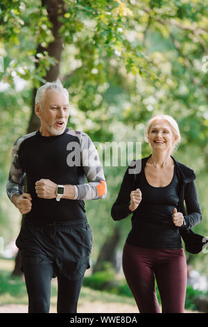 Freundliche ältere Sportler und Sportlerin zusammen in Park Stockfoto