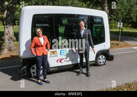 Bürgermeister von Danzig Aleksandra Dulkiewicz Gespräch mit Stellvertretender Bürgermeister Piotr Grzelak vor der fahrerlosen EZ 10 - Easymile autonome Fahrzeug ist in Danzig, Polen gesehen Am 6. September 2019 der Autonomen Elektrofahrzeug wird in Danzig Zoo auf dem test route Bedienen während alle September. Danzig ist eine Stadt in Polen testen autonome kollektive Verkehrsmittel. © Michal Fludra/Alamy leben Nachrichten Stockfoto