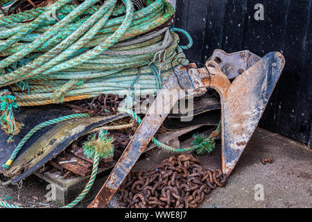 Spulen der Fischerei Seile, Netze und Anker auf der äußere Hafen Wand in Mevagissey Cornwall, Großbritannien Stockfoto