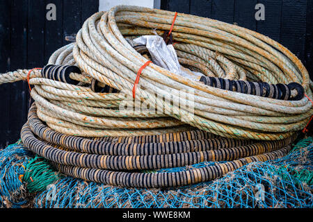 Spulen der Fischerei Seile, Netze und Anker auf der äußere Hafen Wand in Mevagissey Cornwall, Großbritannien Stockfoto