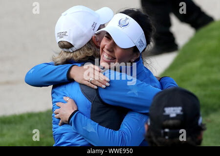 Das Team Europa Georgia Hall (rechts) feiert ihr Match gewinnen auf dem 17 Grün mit Kapitän Catriona Matthew am Solheim Cup 2019 in Gleneagles Golf Club, Auchterarder. Stockfoto