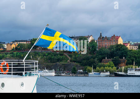 Stockholm, Schweden. September 2019. Die schwedische Flagge schwenkten auf einem Boot Stockfoto