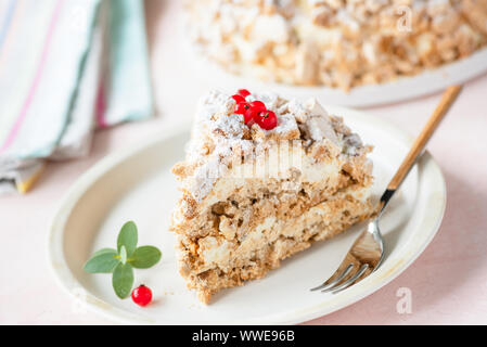 Ukrainische Kiew Tortenheber. Haselnuss Baiser Kuchen mit Buttercream Stockfoto