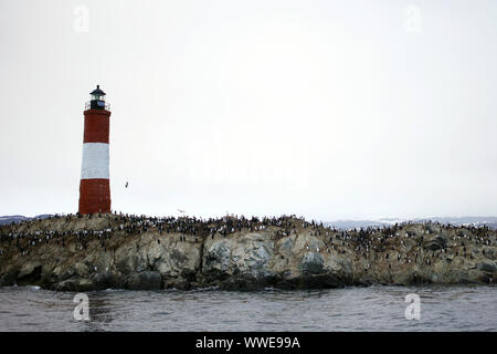 Ushuaia, Argentinien - 15. Juli 2019: Les Éclaireurs Leuchtturm an einem bewölkten Tag in Ushuaia, Argentinien Stockfoto