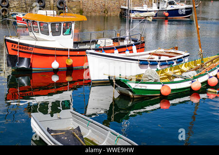 Farbenfrohe Angel- und Freizeitboote in verschiedenen Häfen in Cornwall.England.UK Stockfoto