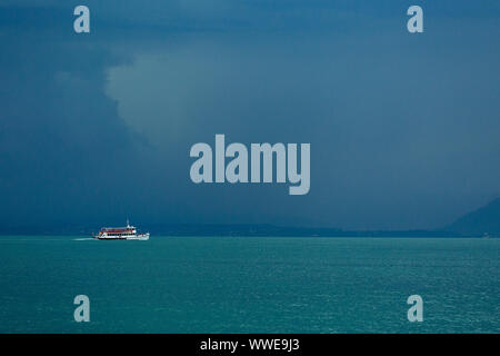 Gardasee, Italien - 13 August 2019. Der Blick von oben auf den Gardasee ist fabelhaft. Ein düsterer Himmel warten auf ein Gewitter. Schiff, Boot, Frische, Regen. Stockfoto