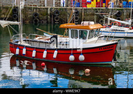 Farbenfrohe Angel- und Freizeitboote in verschiedenen Häfen in Cornwall.England.UK Stockfoto