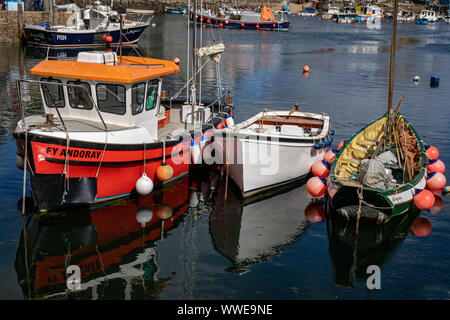 Farbenfrohe Angel- und Freizeitboote in verschiedenen Häfen in Cornwall.England.UK Stockfoto