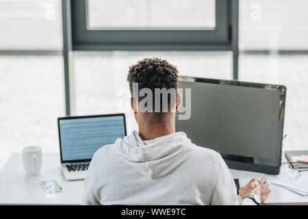 Rückansicht des afrikanischen amerikanischen Programmierer arbeiten am Computer im Büro Stockfoto