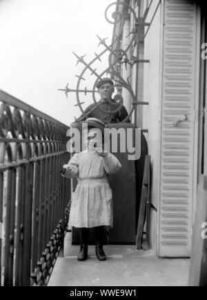 AJAXNETPHOTO. 1889-1900 (ca.). Frankreich (genaue Lage unbekannt.). - Familie SNAPSHOT - JUNGE PERSON FÜR BOOTSFAHRER STROHHUT, stehend AUF EINEM HAUS BALKON VOR EINER ÄLTEREN PERSON. Das Kind ist das Rauchen einer Pfeife. Bild vom ursprünglichen GLASPLATTE NEGATIV; DATUM QUELLE VON GLASPLATTE BOX DECKEL. Fotograf: unbekannt © DIGITAL IMAGE COPYRIGHT AJAX VINTAGE BILDARCHIV QUELLE: AJAX VINTAGE BILDARCHIV SAMMLUNG REF: AVL PEO FRA 1889 102 Stockfoto