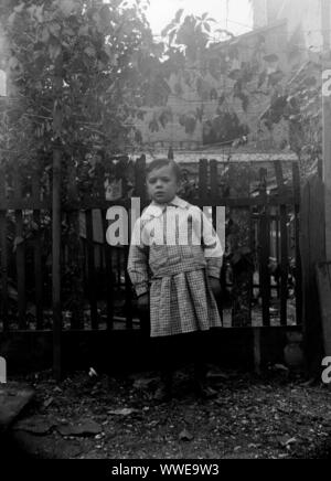 AJAXNETPHOTO. 1889-1900 (ca.). Frankreich (genaue Lage unbekannt.). - Familie SNAPSHOT - junge Person in kariertem Outfit im umzäunten Garten. Bild vom ursprünglichen GLASPLATTE NEGATIV; DATUM QUELLE VON GLASPLATTE BOX DECKEL. Fotograf: unbekannt © DIGITAL IMAGE COPYRIGHT AJAX VINTAGE BILDARCHIV QUELLE: AJAX VINTAGE BILDARCHIV SAMMLUNG REF: AVL PEO FRA 1889 103 Stockfoto