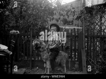 AJAXNETPHOTO. 1889-1900 (ca.). Frankreich (genaue Lage unbekannt.). - Familie SNAPSHOT - JUNGE IN T-Shirt, VERLETZUNGEN UND BASKENMÜTZE rittlings auf einem hölzernen FURRY SPIELZEUG PFERD im umzäunten Garten. Bild vom ursprünglichen GLASPLATTE NEGATIV; DATUM QUELLE VON GLASPLATTE BOX DECKEL. Fotograf: unbekannt © DIGITAL IMAGE COPYRIGHT AJAX VINTAGE BILDARCHIV QUELLE: AJAX VINTAGE BILDARCHIV SAMMLUNG REF: AVL PEO FRA 1889 104 Stockfoto