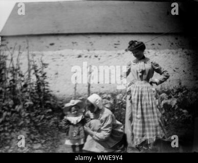 AJAXNETPHOTO. 1889-1900 (ca.). Frankreich (genaue Lage unbekannt.). - Familie SNAPSHOT - Junges Kind mit ein KINDERMÄDCHEN oder DIENSTMÄDCHEN KNEALING, MIT EINER FRAU IM KLEID SUCHEN AUF IN EINEM GARTEN UMWELT. Bild vom ursprünglichen GLASPLATTE NEGATIV; DATUM QUELLE VON GLASPLATTE BOX DECKEL. Fotograf: unbekannt © DIGITAL IMAGE COPYRIGHT AJAX VINTAGE BILDARCHIV QUELLE: AJAX VINTAGE BILDARCHIV SAMMLUNG REF: AVL PEO FRA 1889 106 Stockfoto