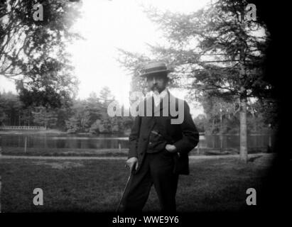 AJAXNETPHOTO. 1889-1900 (ca.). Frankreich (genaue Lage unbekannt.). - Familie SNAPSHOT-MANN MIT KREISSÄGE Hut elegant gekleidet im Park mit einem See oder Teich entfernt. Bild vom ursprünglichen GLASPLATTE NEGATIV; DATUM QUELLE VON GLASPLATTE BOX DECKEL. Fotograf: unbekannt © DIGITAL IMAGE COPYRIGHT AJAX VINTAGE BILDARCHIV QUELLE: AJAX VINTAGE BILDARCHIV SAMMLUNG REF: AVL PEO FRA 1889 107 Stockfoto