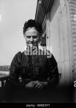 AJAXNETPHOTO. 1889-1900 (ca.). Frankreich (genaue Lage unbekannt.). - Familie SNAPSHOT - ältere Frau STELLT DIE KAMERA AUF EINEM HAUS Balkon. Bild vom ursprünglichen GLASPLATTE NEGATIV; DATUM QUELLE VON GLASPLATTE BOX DECKEL. Fotograf: unbekannt © DIGITAL IMAGE COPYRIGHT AJAX VINTAGE BILDARCHIV QUELLE: AJAX VINTAGE BILDARCHIV SAMMLUNG REF: AVL PEO FRA 1889 108 Stockfoto