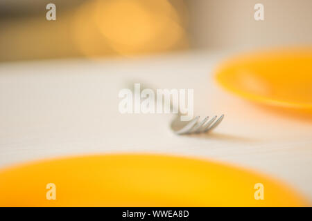 Tabelle mit orangefarbenen Tafeln und Gabel closeup, für Lebensmittel Zeit bereit Stockfoto
