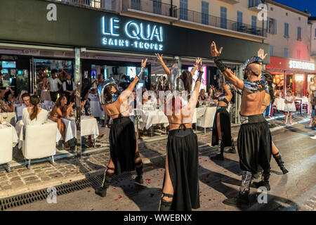 Tanz Performance, Le Quai Saint Tropez, Disko und Restaurant, Var, Cote d'Azur, Südfrankreich, Frankreich Stockfoto