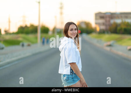 Junge hipster Mädchen mit Longboard, Skateboard posiert, Straße Foto, Leben, Freiheit, glückliches Gesicht, Schöne junge Mädchen mit Tätowierungen, longboard Stockfoto