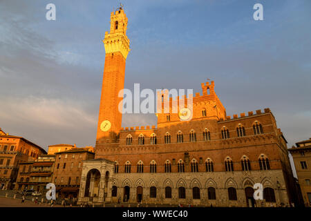 Der Palazzo Pubblico und dem Torre del Mangia am Piazza del Campo im historischen Zentrum von Siena, UNESCO-Weltkulturerbe Stockfoto