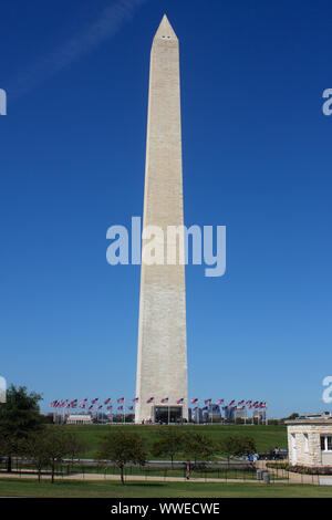 Washington, DC, USA. 15 Sep, 2019. Nach mehr als drei Jahren geschlossen worden, um zu erlauben, dass Für die Aufzugssteuerung modernisiert und für den Bau eines neuen Security Screening Facility, das Washington Monument ist für die Öffentlichkeit am 19. September 2019 zu öffnen. Zu sehen ist hier die Ostseite der Denkmal mit, dass neue Security Screening Facility an der Basis. Credit: Evan Golub/ZUMA Draht/Alamy leben Nachrichten Stockfoto