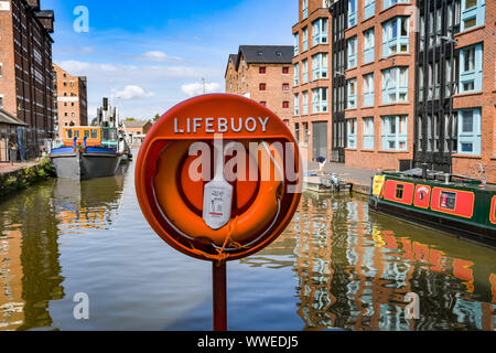 GLOUCESTER QUAYS, ENGLAND - September 2019: Not Rettungsring in einem Kunststoffhalter am Kai in Gloucester Stockfoto