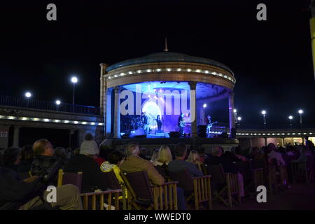 Pink Floyd Tribute Band am Musikpavillon Eastbourne, East Sussex, UK. Es war ein Verkauf heraus zeigen. 14/09/19. Stockfoto