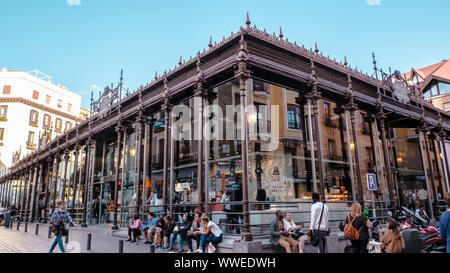 Madrid/Spanien - 04 14 2019: Berühmte spanische Tapas Ort Mercado de San Miguel ist eine Markthalle in Madrid, Spanien, in der Innenstadt gelegen. Stockfoto