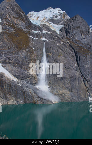 Eisfall von einer Lawine auf Yerupajá, Laguna Gangrajanca, Cordillera Huayhuash, Ancash, Peru Stockfoto