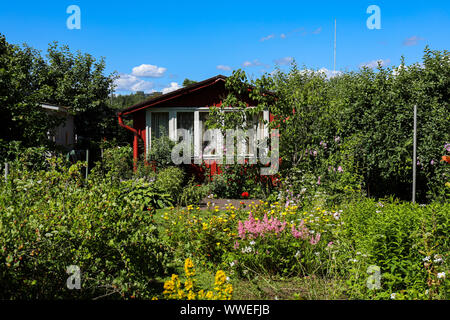 Roter Schrebergarten Hütte in Helsinki, Finnland Stockfoto