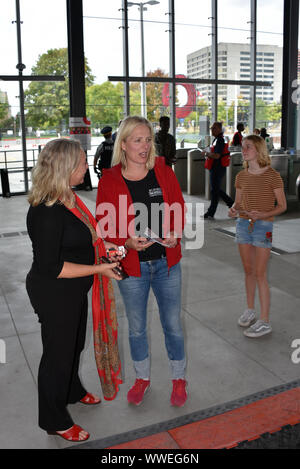 Ottawa, Kanada - 14. September 2019: Liberale MP (C) und dem Minister für Umwelt und Klimawandel, Catherine McKenna bei Tunney's Pasture Station eine Fahrt auf den ersten Tag der Ottawas Eidgenossenschaft Linie der Light Rail Transit (LRT) Projekt zu fangen. Das Projekt kostet 2,1 Milliarden Euro und dauerte Jahre Planung verringert auf Bus und Reisen mit dem Auto in die Stadt. Stockfoto