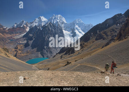 Der Blick von oben auf Santa Rosa Pass in der Cordillera Huayhuash, Ancash, Peru Stockfoto