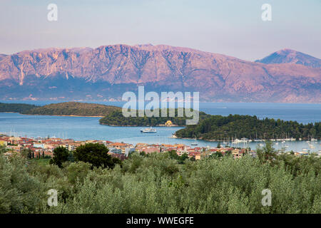 Nydri Stadt, Madouri und Sparti Inseln und Festland entfernten Berge, Lefkada/Kos Insel, Griechenland Stockfoto