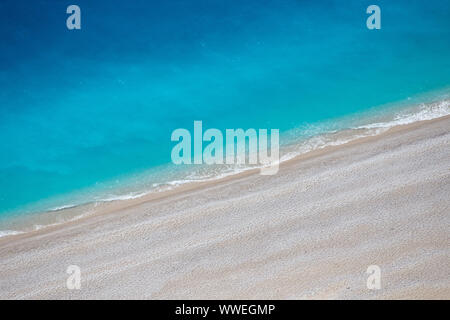 Egremni Strand von den Klippen an der Westküste der Insel Lefkada / Lefkas Insel, Griechenland gesehen Stockfoto