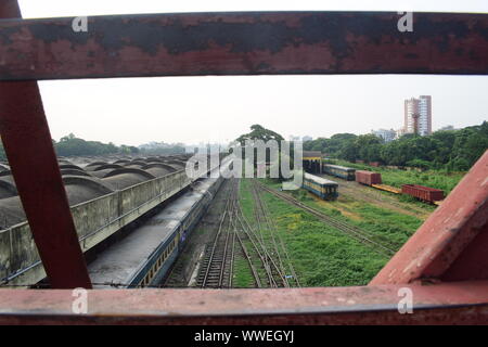 Zug auf die Bahn im Bahnhof komolapur Stockfoto