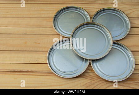 Kappen für die Erhaltung der in der Küche hautnah. Holz- Hintergrund. Stockfoto