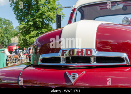 WROCLAW, Polen - 11. August 2019: USA Autos zeigen: 1951 renovierte Ford F-100 Pickup Truck von roten und weißen Farben. Nahaufnahme der Logo auf dem Auto. Stockfoto