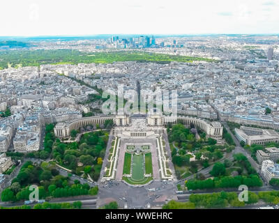 Panoramablick auf das Luftbild von Paris, Frankreich mit Trocadéro Gärten Palais de Chaillot und La Defense vom Eiffelturm entfernt an einem sonnigen Tag. Stockfoto