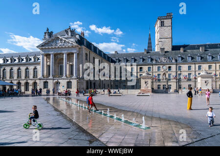 Kinder beim Spielen im Brunnen auf dem Place de la Liberation, Le Palais des Ducs de Bourgogne, ducs Palace, Dijon, Burgund, Frankreich, Stockfoto
