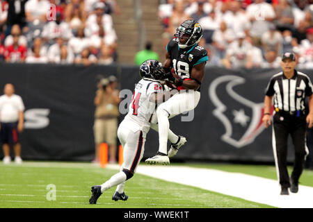 Houston, Texas, USA. 15 Sep, 2019. Jacksonville Jaguars wide receiver Chris Conley (18) springt einen Haken zu machen, während Houston Texans cornerback Johnathan Joseph (24) verteidigt im vierten Quartal des NFL regular season Spiel zwischen den Houston Texans und die Jacksonville Jaguars an NRG Stadion in Houston, TX am 15. September 2019. Credit: Erik Williams/ZUMA Draht/Alamy leben Nachrichten Stockfoto