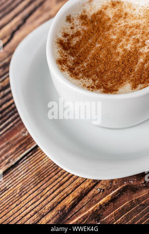 Heiße Tasse leckeren sahlep auf hölzernen Hintergrund Stockfoto