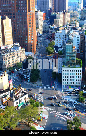 Luftaufnahme von SoHo Dächer, mit TriBeCa, East Village, West Village und Midtown Manhattan in der Ferne, am 6. August, 2019 in New York, USA. ( Stockfoto