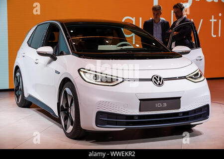 FRANKFURT, Deutschland - 11.September 2019: Volkswagen-ID. 3 Elektroauto reveiled auf der Frankfurter Automobilausstellung IAA 2019. Stockfoto