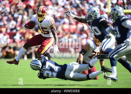 Landrover, Maryland, USA. 15. September, 2019. Washington Redskins wide receiver Steven Sims (15) gegen Dallas Cowboys cornerback Jourdan Lewis (27.) und die Mitglieder des Cowboys Verteidigung im vierten Quartal läuft mit FedEx Field in Landover, Maryland am Sonntag, dem 15. September 2019. Foto von Kevin Dietsch/UPI Quelle: UPI/Alamy leben Nachrichten Stockfoto